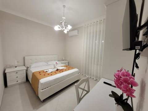 Classic Double Room | Desk, blackout drapes, soundproofing, iron/ironing board