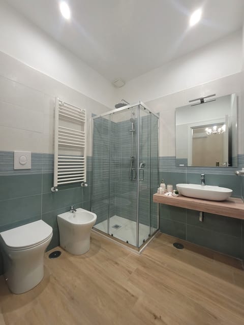 Classic Quadruple Room | Bathroom | Hair dryer, towels, soap, shampoo