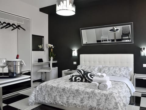 Deluxe Double Room, Ensuite, City View | Premium bedding, in-room safe, desk, iron/ironing board
