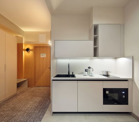 Deluxe Studio Suite | Private kitchen | Microwave, stovetop, cookware/dishes/utensils