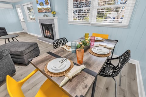 Signature House, 3 Bedrooms, Non Smoking, Garden View | In-room dining