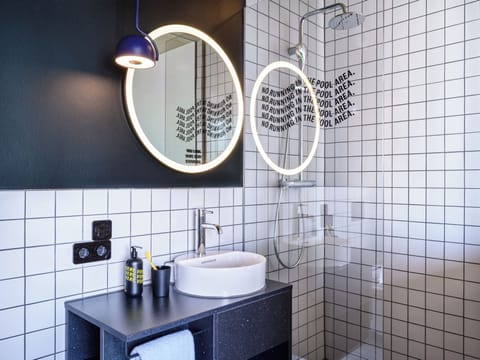 Design Apartment | Bathroom | Shower, hair dryer, towels, soap