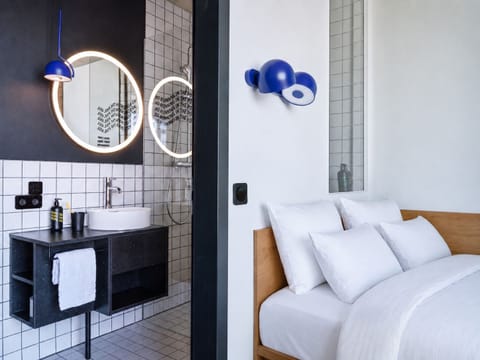 Design Apartment | Premium bedding, desk, laptop workspace, blackout drapes