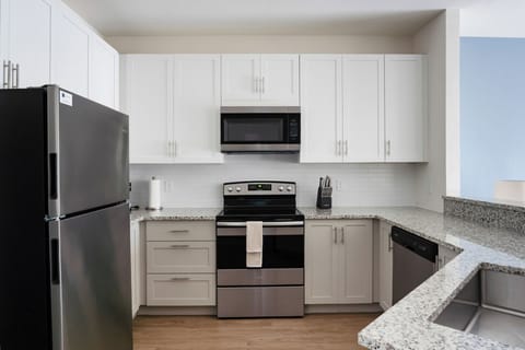 Apartment (1 Bedroom) | Private kitchen | Fridge, microwave, oven, stovetop