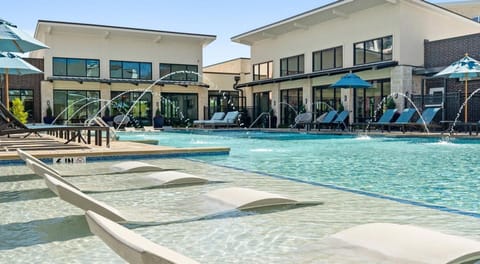 Outdoor pool, free cabanas, sun loungers