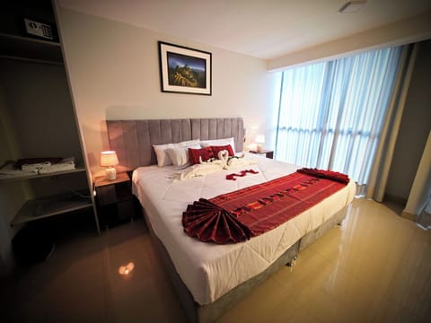 Deluxe Room, 3 Bedrooms | Hypo-allergenic bedding, down comforters, desk, laptop workspace