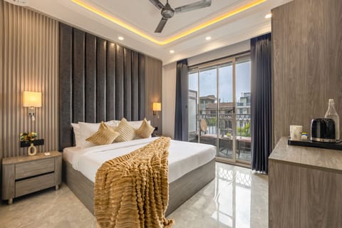 Luxury Suite | Minibar, in-room safe, desk, laptop workspace