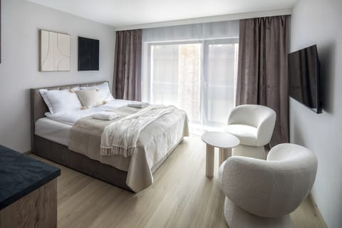 Premium Studio Suite, Balcony | Blackout drapes, soundproofing, free WiFi