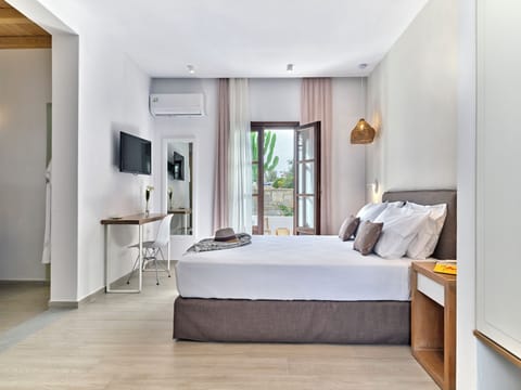 Suite Outdoor Hot Tub | Egyptian cotton sheets, premium bedding, in-room safe