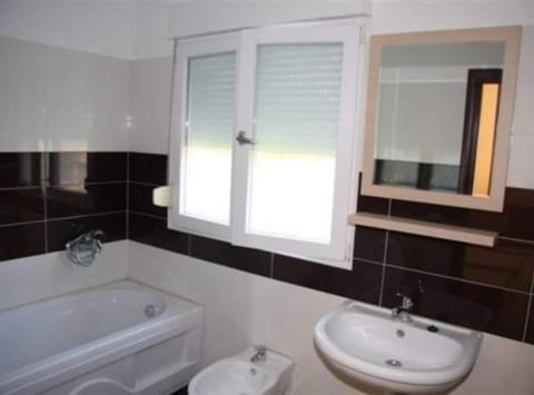 Triple Room (Triple Room) | Bathroom | Shower, towels