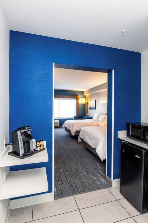 Premium bedding, down comforters, in-room safe, desk