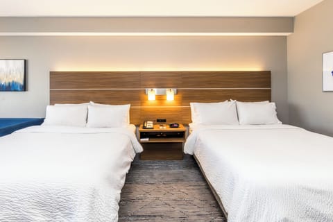 Premium bedding, down comforters, in-room safe, desk