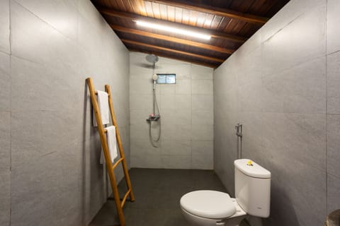 Deluxe Double Room, Balcony, Garden View | Bathroom | Free toiletries, hair dryer, towels, soap