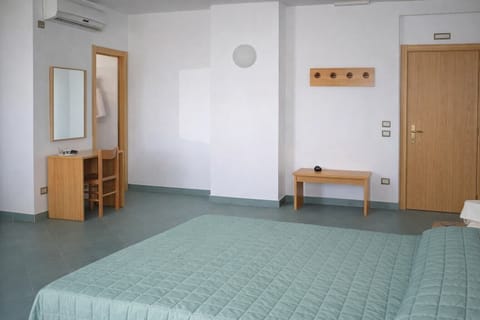 Quadruple Room | In-room safe, free cribs/infant beds, free WiFi, bed sheets