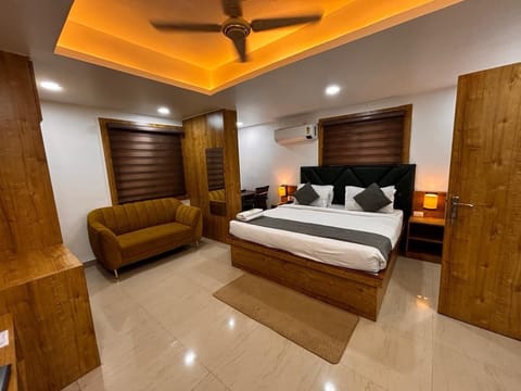 Executive Room | Down comforters, iron/ironing board (on request), WiFi (free)