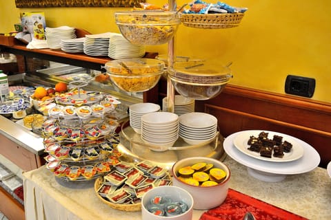 Daily continental breakfast (EUR 7 per person)