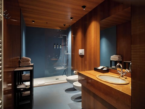 Deluxe Room | Bathroom | Free toiletries, hair dryer, slippers, bidet