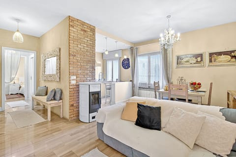 Standard Apartment, 1 Bedroom, Balcony (Chic Retreat with Park | Central) | Living area