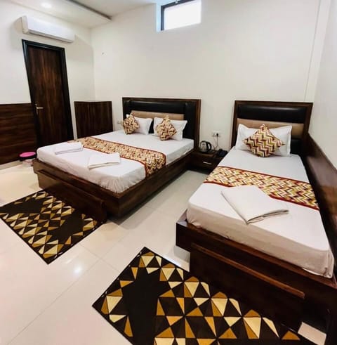 Luxury Triple Room | Pillowtop beds, desk, iron/ironing board, free WiFi