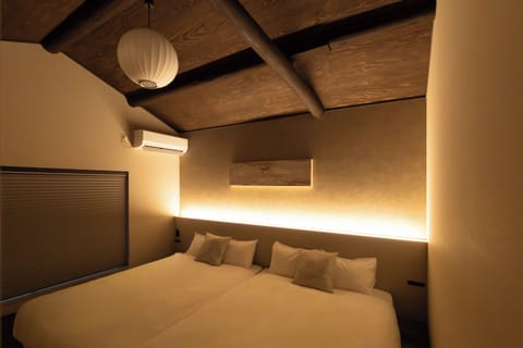 Deluxe House, 2 Bedrooms, Non Smoking, Kitchen | Desk, laptop workspace, blackout drapes, iron/ironing board