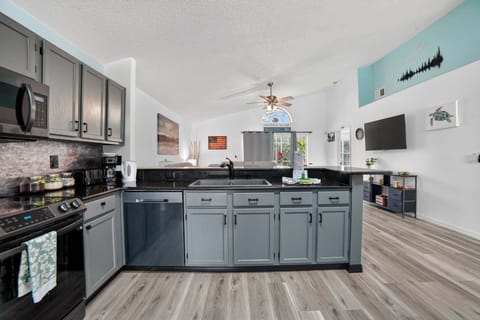 House, 3 Bedrooms | Private kitchen | Coffee/tea maker, fridge, oven, toaster