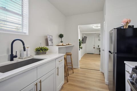 Apartment (1 Bedroom) | Private kitchen | Microwave, oven, coffee/tea maker, dining tables
