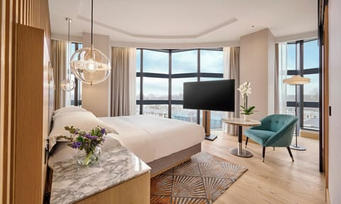 Executive Suite (Regency) | Hypo-allergenic bedding available, in-room safe, laptop workspace