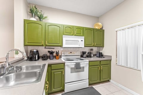 Townhome, Multiple Beds, Patio, Garden View (Peaceful Palms) | Private kitchen