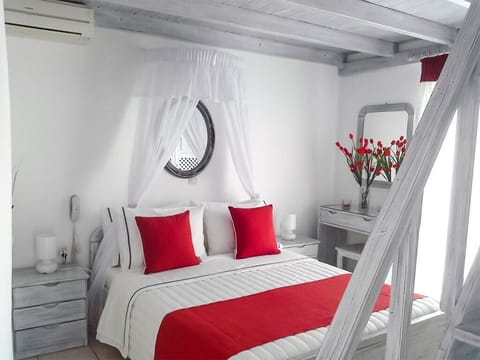 Deluxe Suite, Hot Tub, Sea View | Egyptian cotton sheets, premium bedding, free minibar items