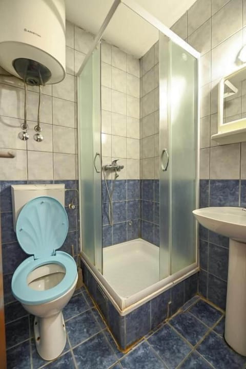 Economy Triple Room | Bathroom