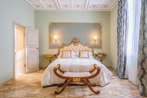 Premier Suite, Park View | Desk, laptop workspace, free WiFi, bed sheets