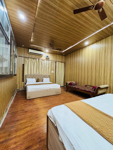 In-room safe, desk, laptop workspace, soundproofing