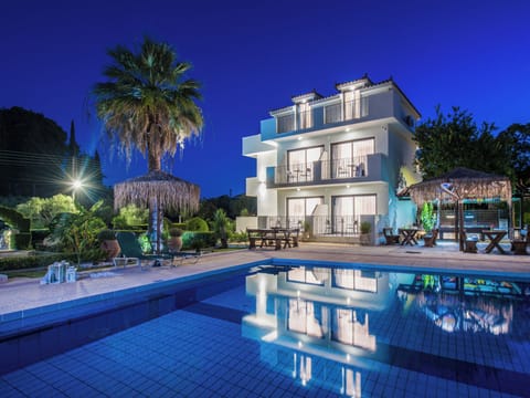 Seasonal outdoor pool, free cabanas, pool umbrellas