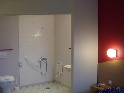 Basic Double Room | Bathroom | Hair dryer, toilet paper