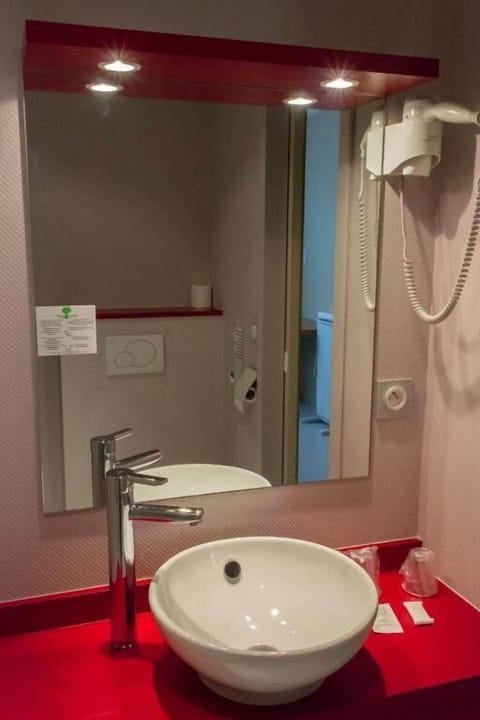 Basic Double Room | Bathroom | Hair dryer, toilet paper