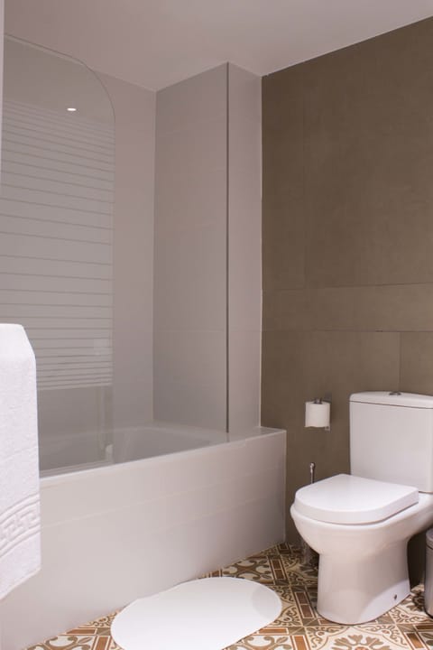 Comfort Triple Room, 3 Twin Beds, Ensuite, Park View | Bathroom | Deep soaking tub, free toiletries, hair dryer, towels