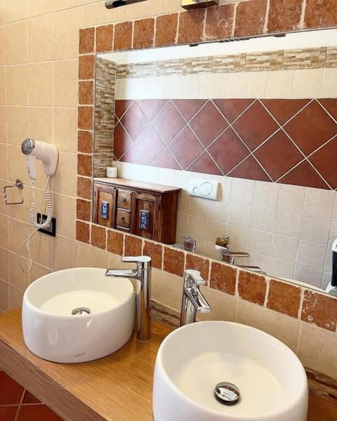 Suite, Sea View | Bathroom | Shower, free toiletries, hair dryer, towels
