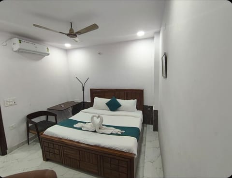 Classic Double Room | Desk, laptop workspace