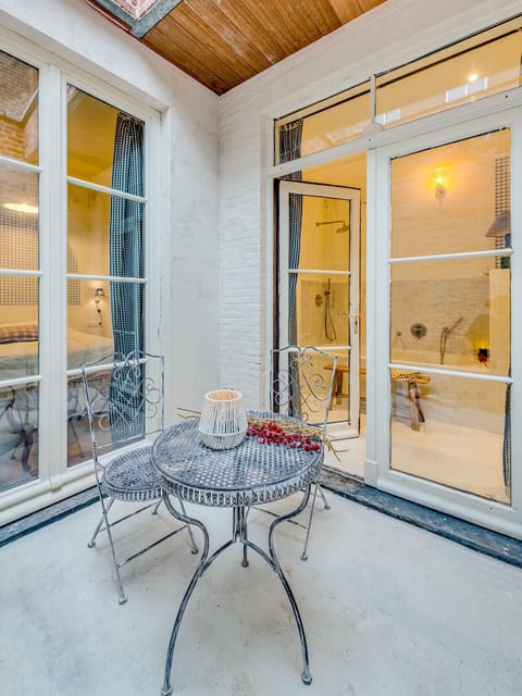 Deluxe Double Room, Courtyard View | Dining