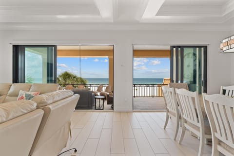 House, Multiple Beds (Sunset Siesta) | Living area