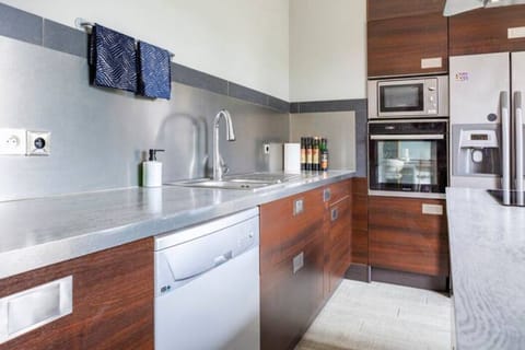 Chambre Duo Deluxe | Private kitchen | Dining tables