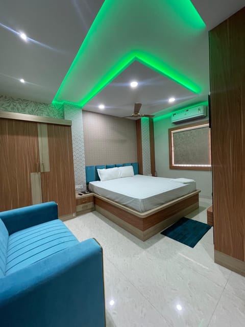 Desk, laptop workspace, free WiFi