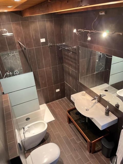 Classic Triple Room, Courtyard View | Bathroom