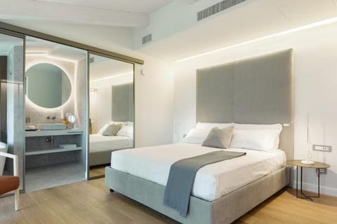 Suite | In-room safe, blackout drapes, soundproofing, iron/ironing board