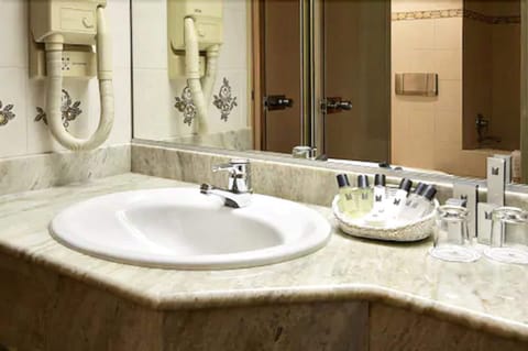 Combined shower/tub, eco-friendly toiletries, hair dryer, towels