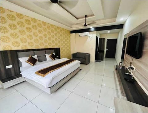 Executive Room | Premium bedding, laptop workspace, free WiFi, bed sheets