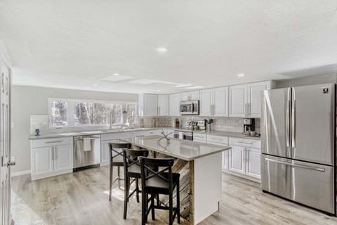 Cabin, 3 Bedrooms | Private kitchen | Coffee/tea maker, fridge, oven, toaster