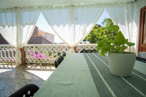 Full-size fridge, microwave, oven, stovetop