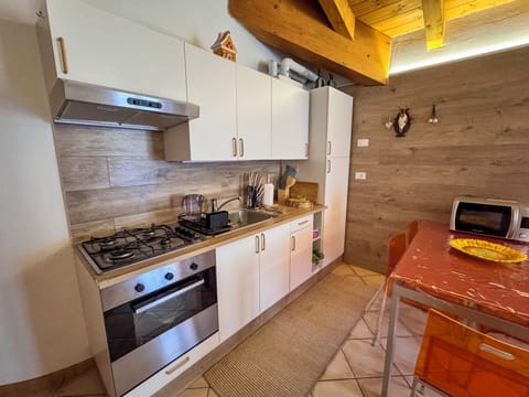 Full-size fridge, microwave, oven, stovetop