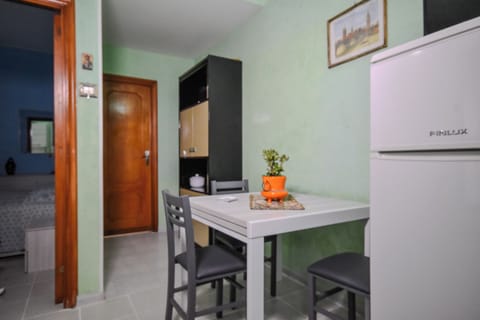 Full-size fridge, oven, stovetop, cookware/dishes/utensils